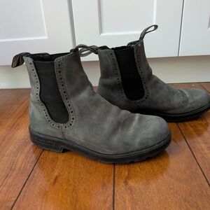 Blundstone Gray Chelsea Boots with Rounded Toe